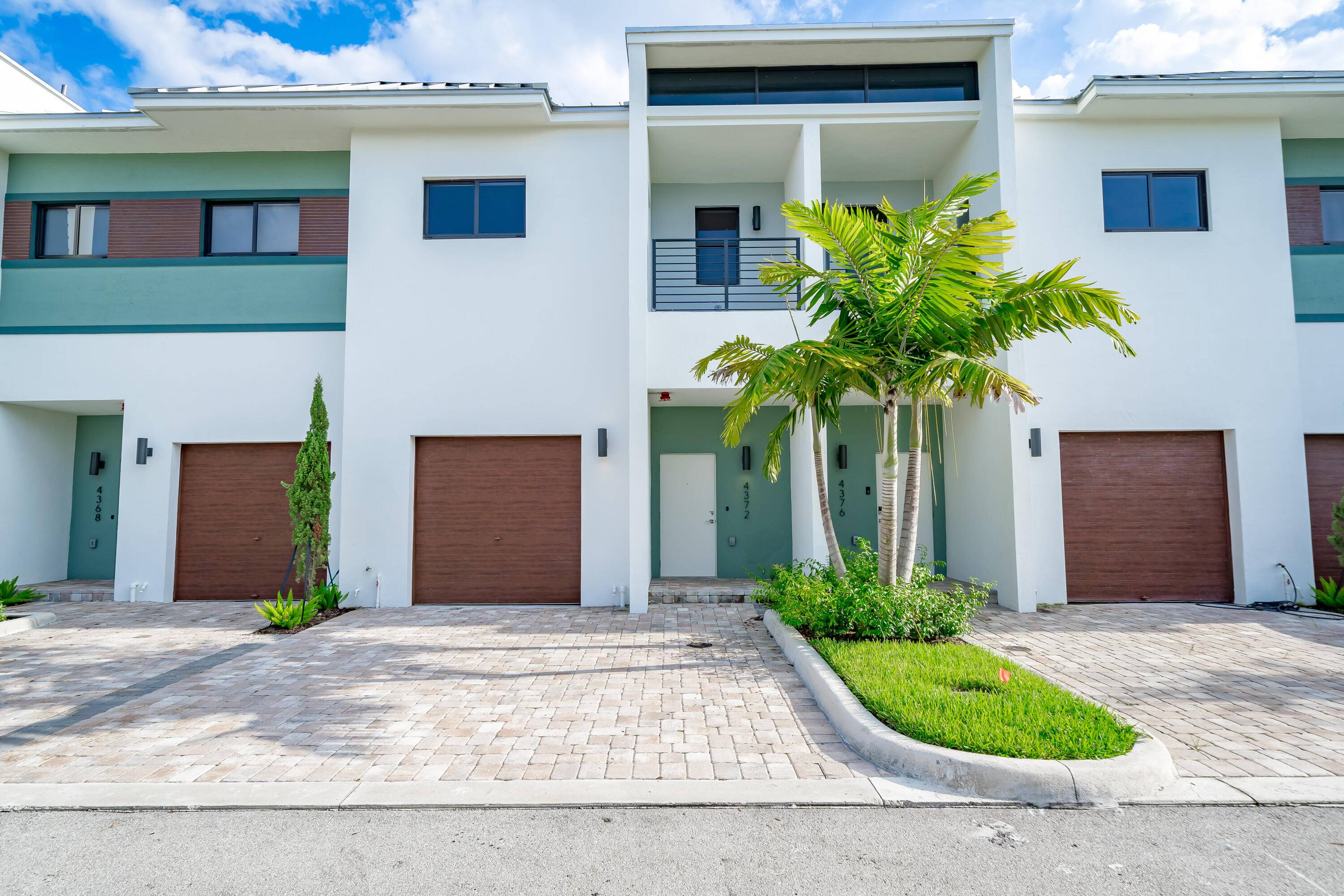 Contemporary Construction Hurricane Impact Windows Walking Distance to Community Dog Park Gated Community with Lake Views Welcome to Strata at Plantation !