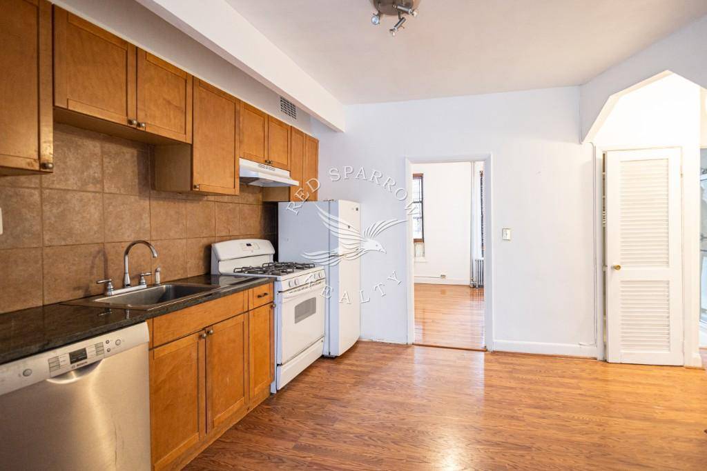 Actual photos ! This amazing sunny real two bedroom with a dishwasher in a great location off Lexington Avenue.