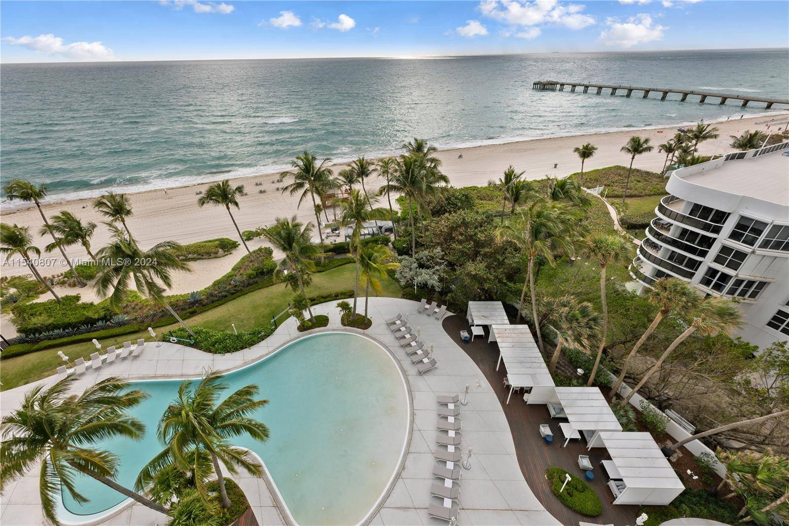 Welcome to luxury living at its finest in Jade Signature, located in the heart of Sunny Isles.