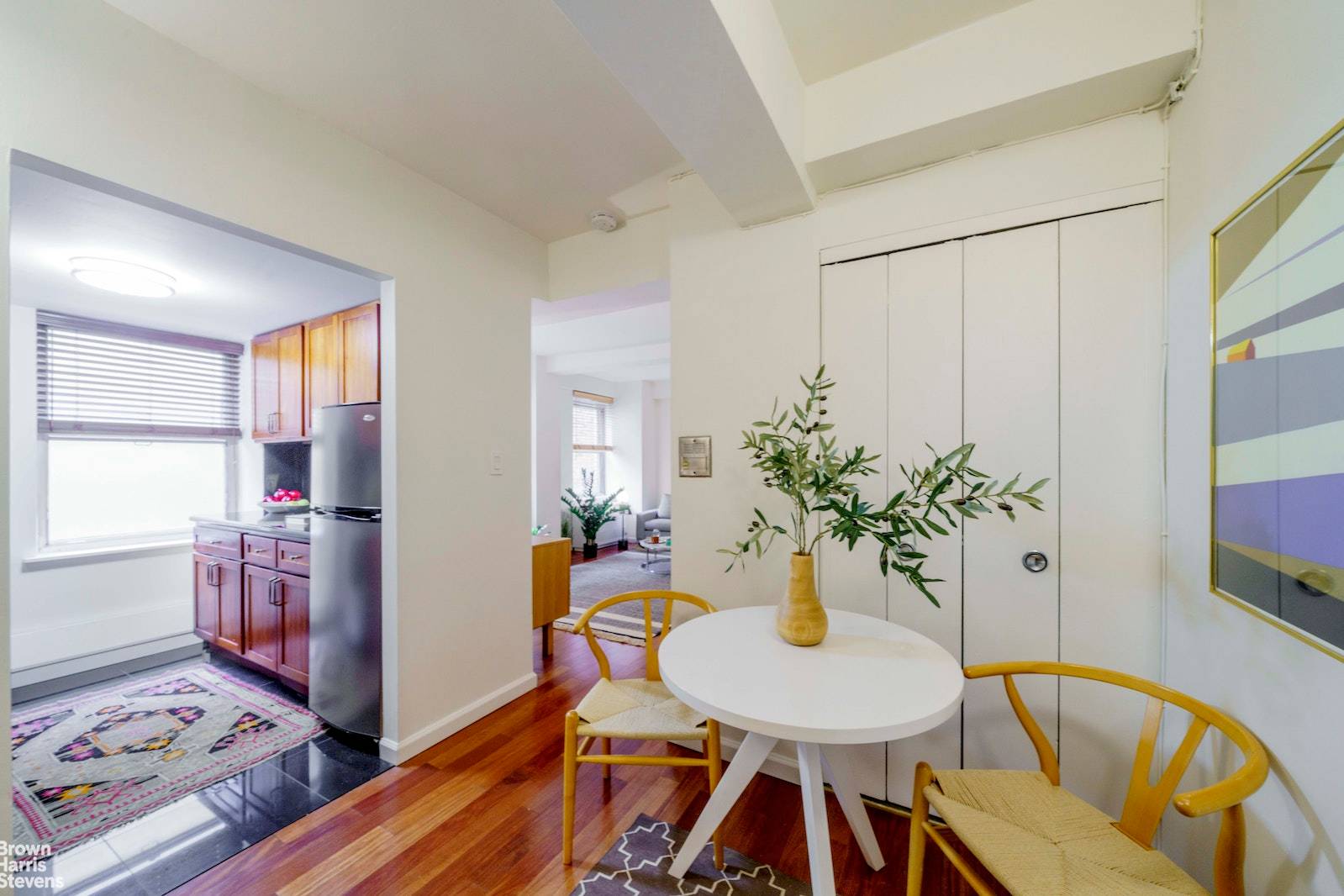 Move right into this well, laid out studio coop in the middle of Brooklyn Heights.