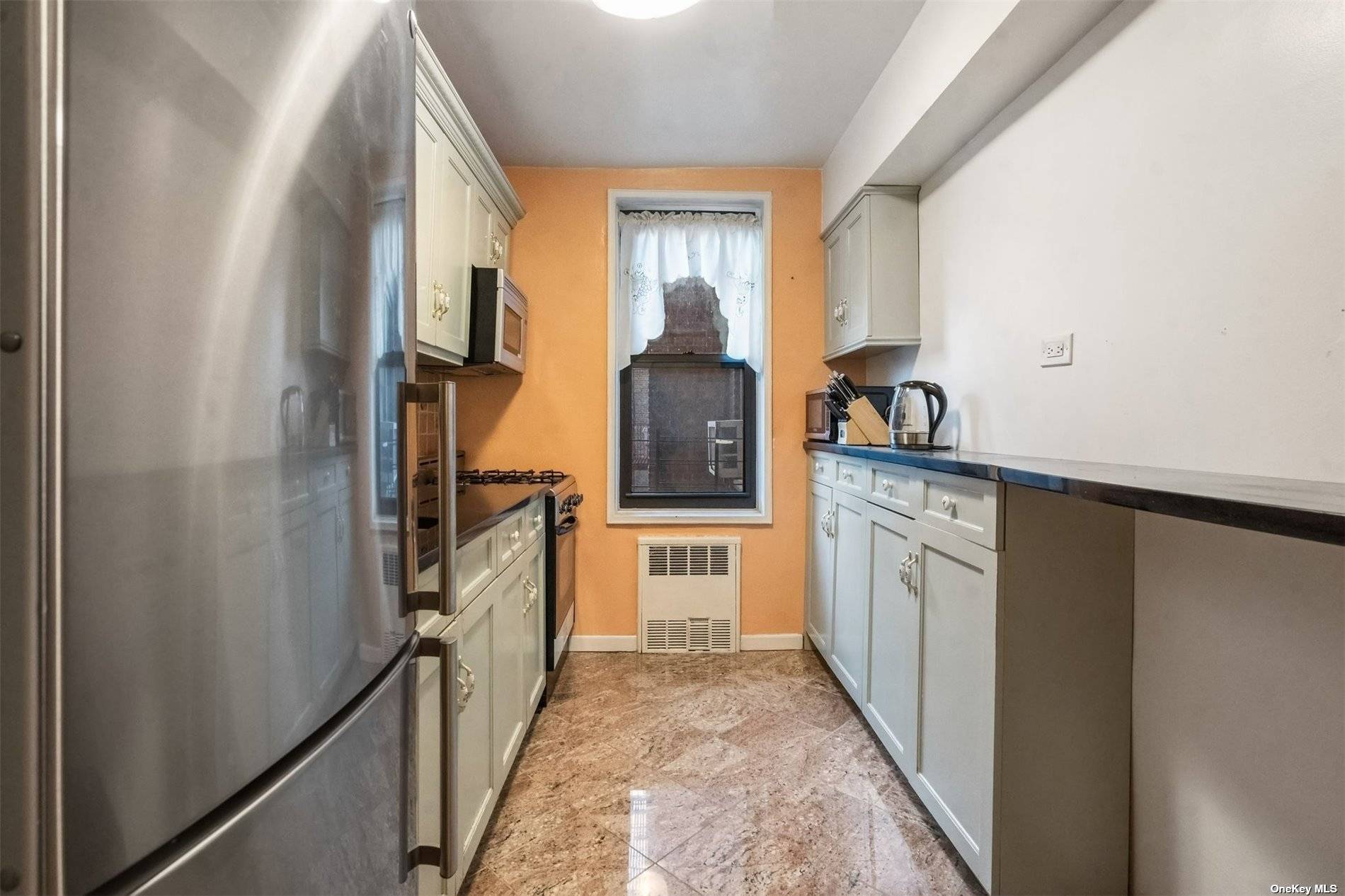 Oversized one bedroom with beautiful hardwood flooring throughout, lots of windows and sunlight.