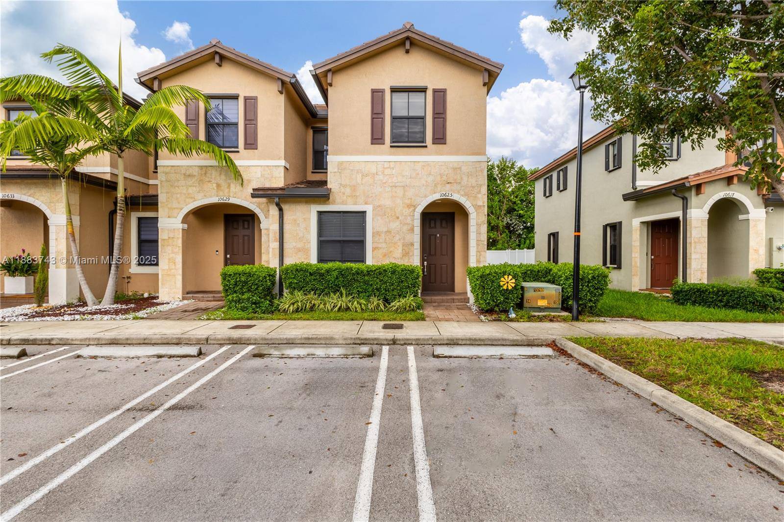 Corner unit townhouse located in the Aquabella community.
