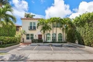 Lives like a single family Home in the center of Palm Beach conveniently located to the numerous eating establishments and shops on Worth Avenue, beach, bike trail, the town docks ...