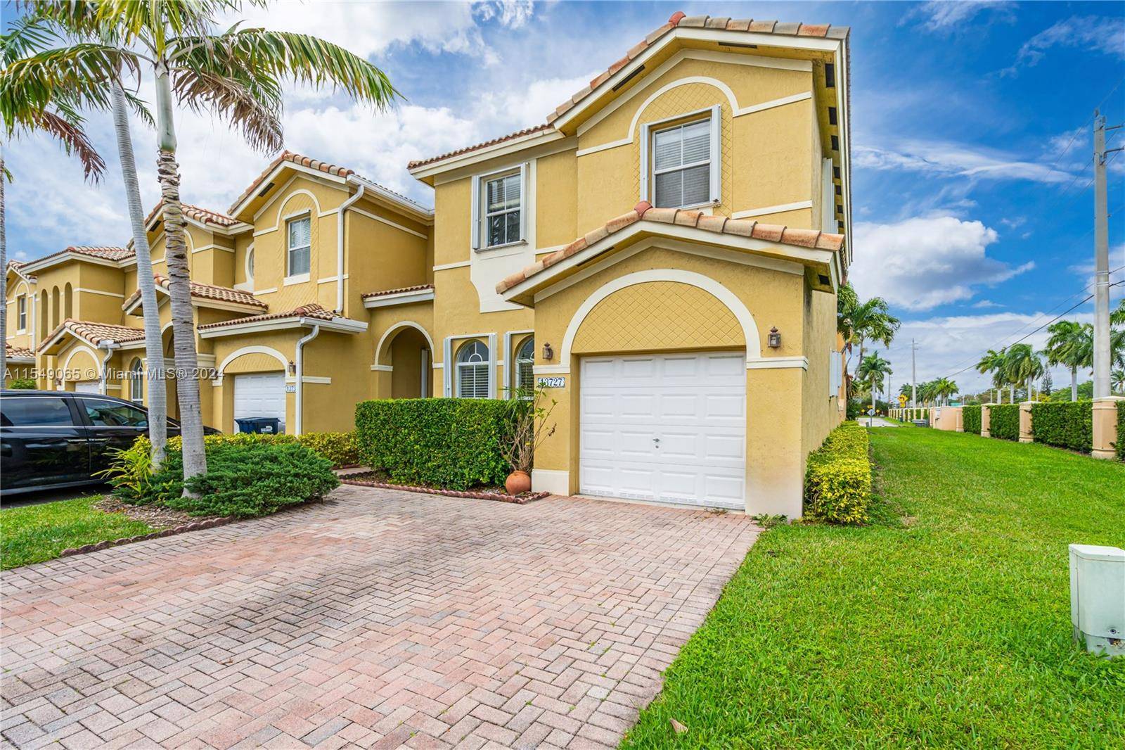 Beautiful 3 bed 2. 5 bath townhouse in Kendall Breeze West.