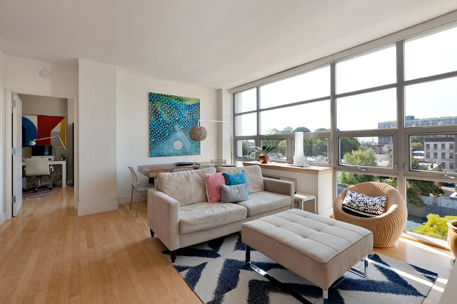 This bright 2 bed 2 bath apartment is located in one of Long Island City ?