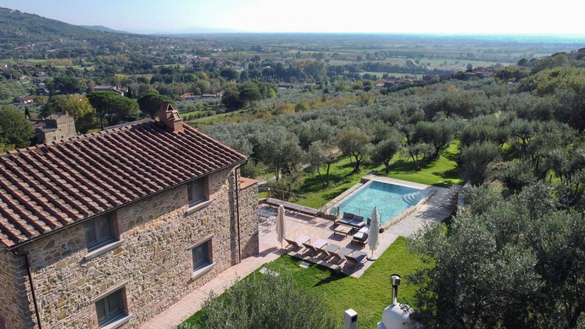 Scenic contemporary newly built 5-bedroom stone villa with olive grove and panoramic swimming pool, for sale in Cortona.
