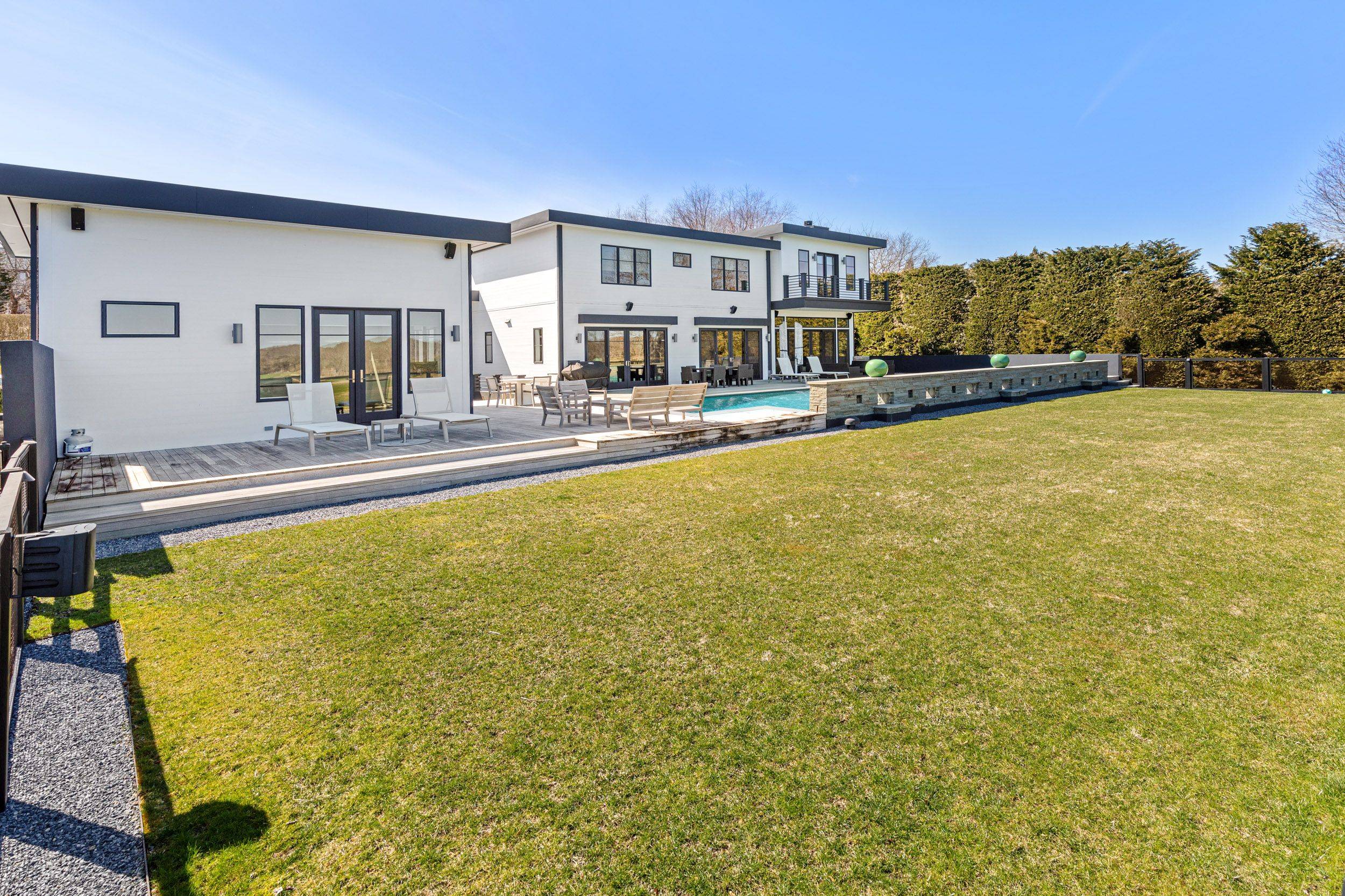 Southampton Modern Stunner - 5 Bed and Poolhouse!