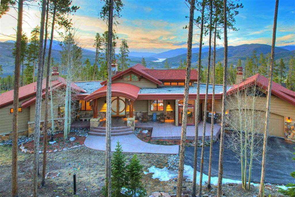 Perched on 1. 18 acres in The Highlands, this mountain home provides an artistic craftsmanship like no other on the market.