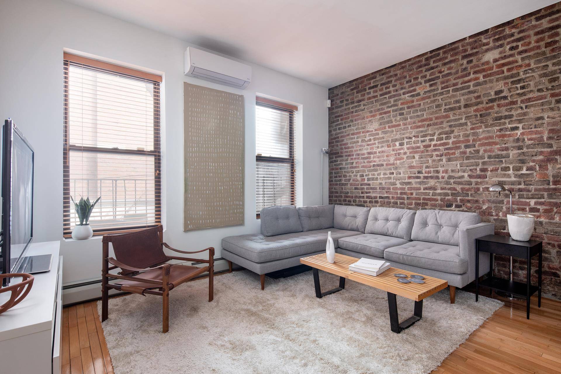 This charming one bedroom, one bathroom condominium ticks every box with beautifully updated contemporary interiors and a fantastic location in the heart of Bedford Stuyvesant.