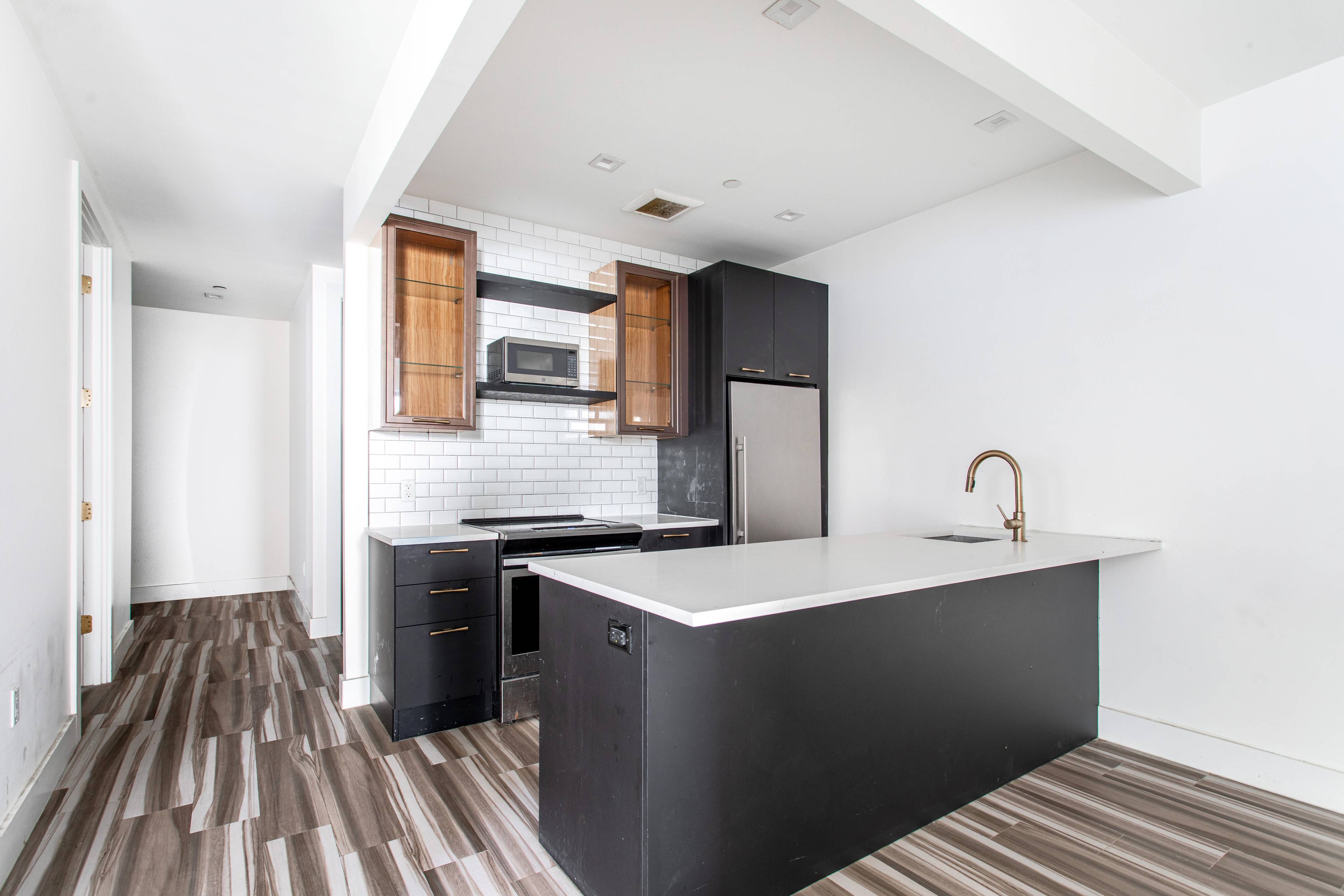 OFFERING 2 MONTHS FREE RENT Residence 1B at 709 Hart Street presents a well appointed contemporary four bedroom, one and one half bathroom DUPLEX layout offering condominium level finishes, spacious ...