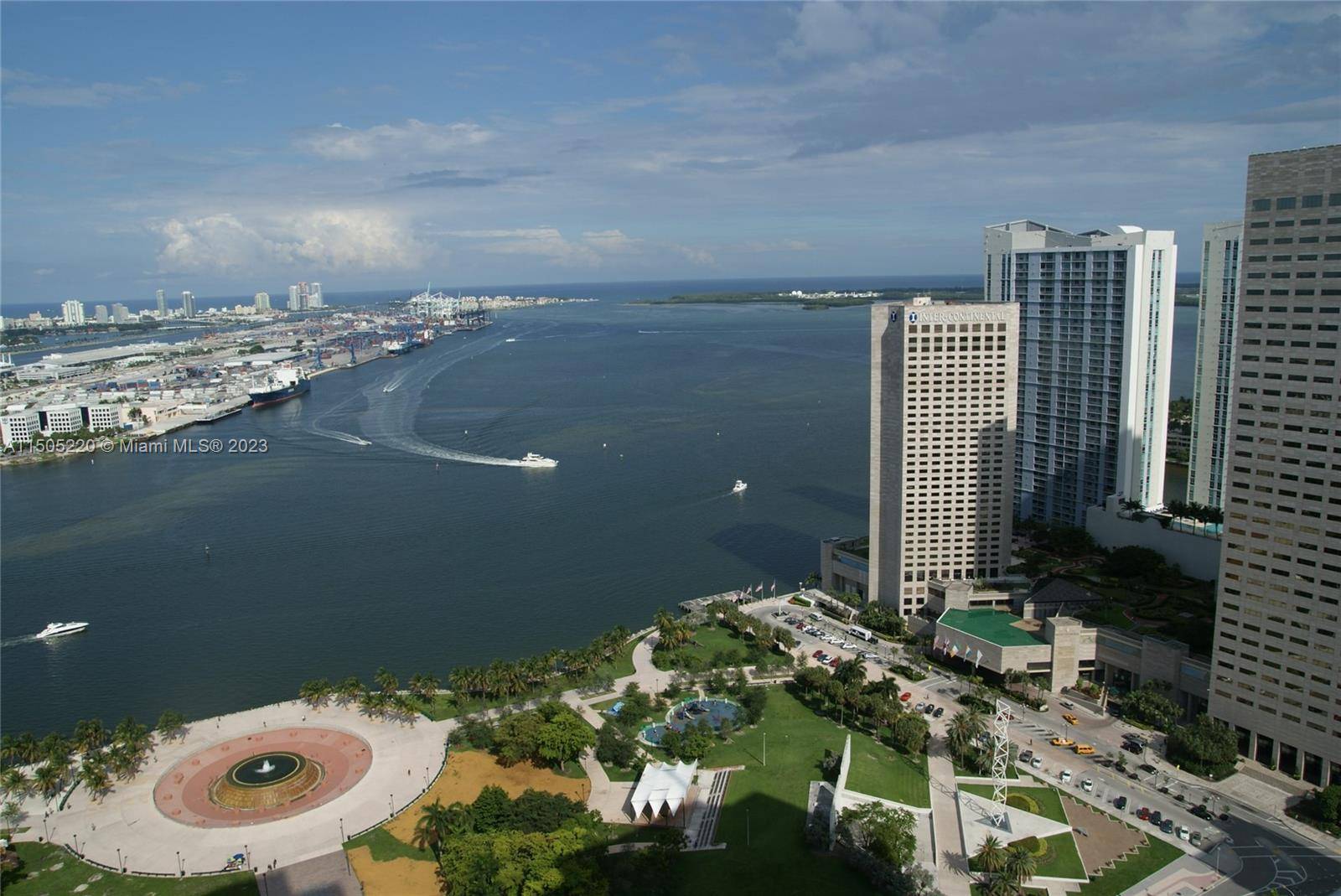 Beautiful corner unit, 3 Beds 2 Baths condo walking distance from Kaseya Arena, Biscayne Bark, Bayside, Restaurants, Whole Foods, Frost and Perez museum and much more.