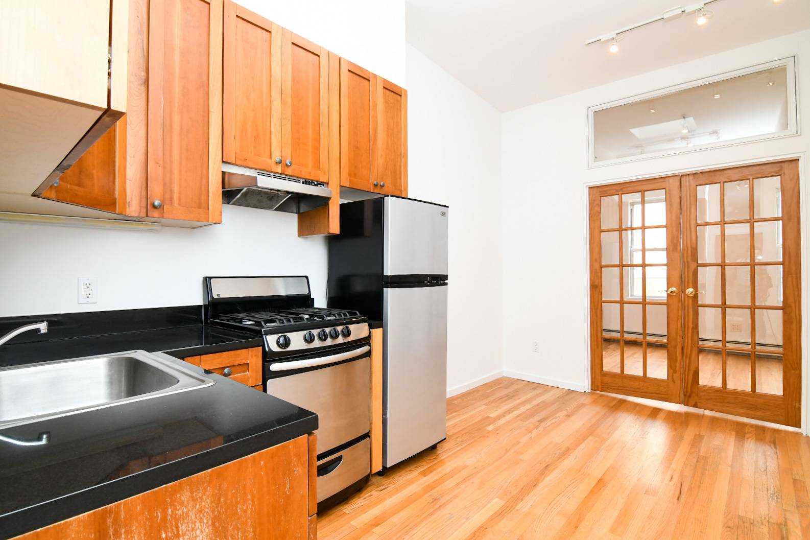 This spacious apartment features recessed lighting, tall ceilings, up to date finishes, and an eat in kitchen.