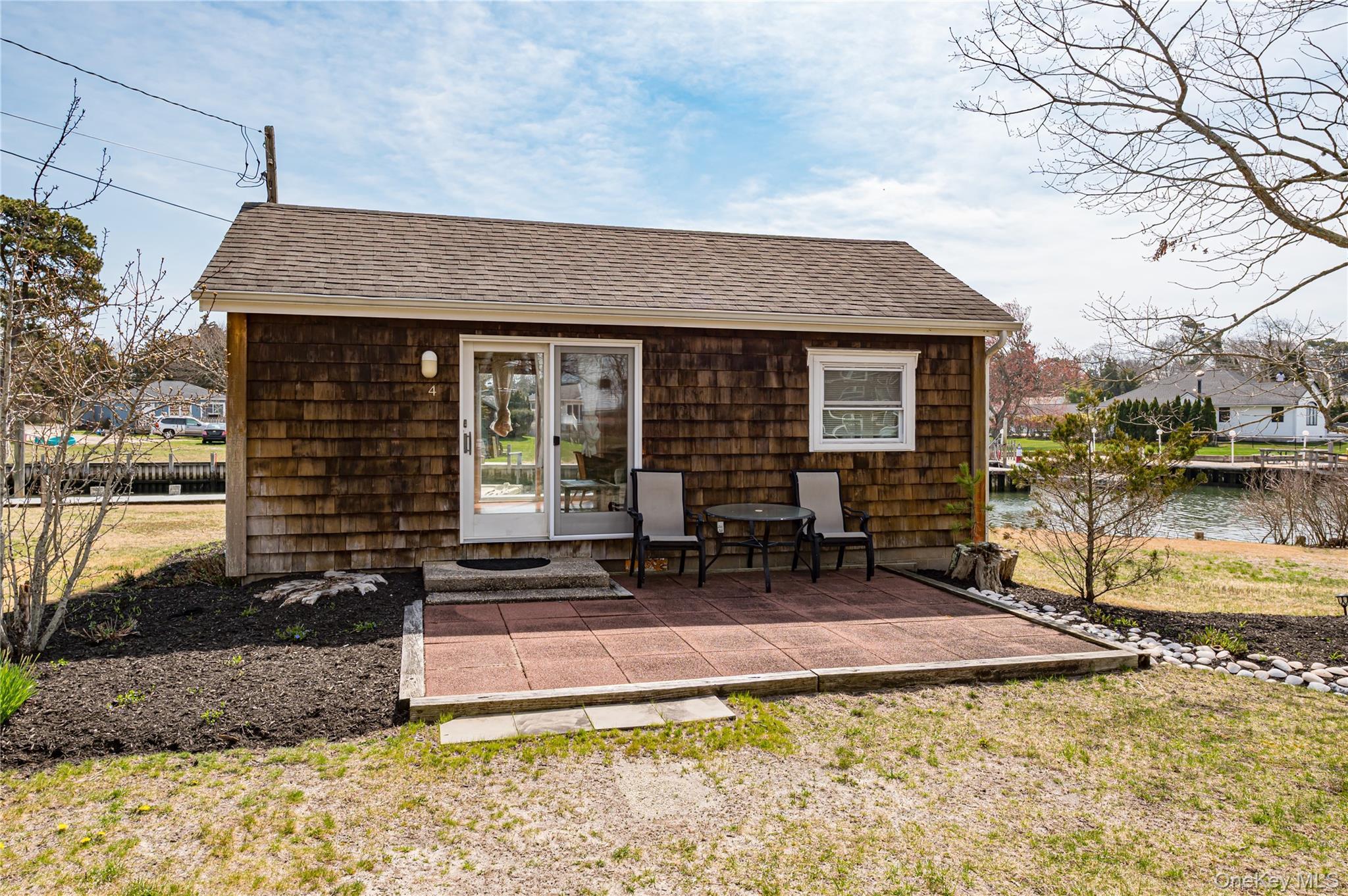 Charming waterfront beach cottage steps from Ponquogue Beach