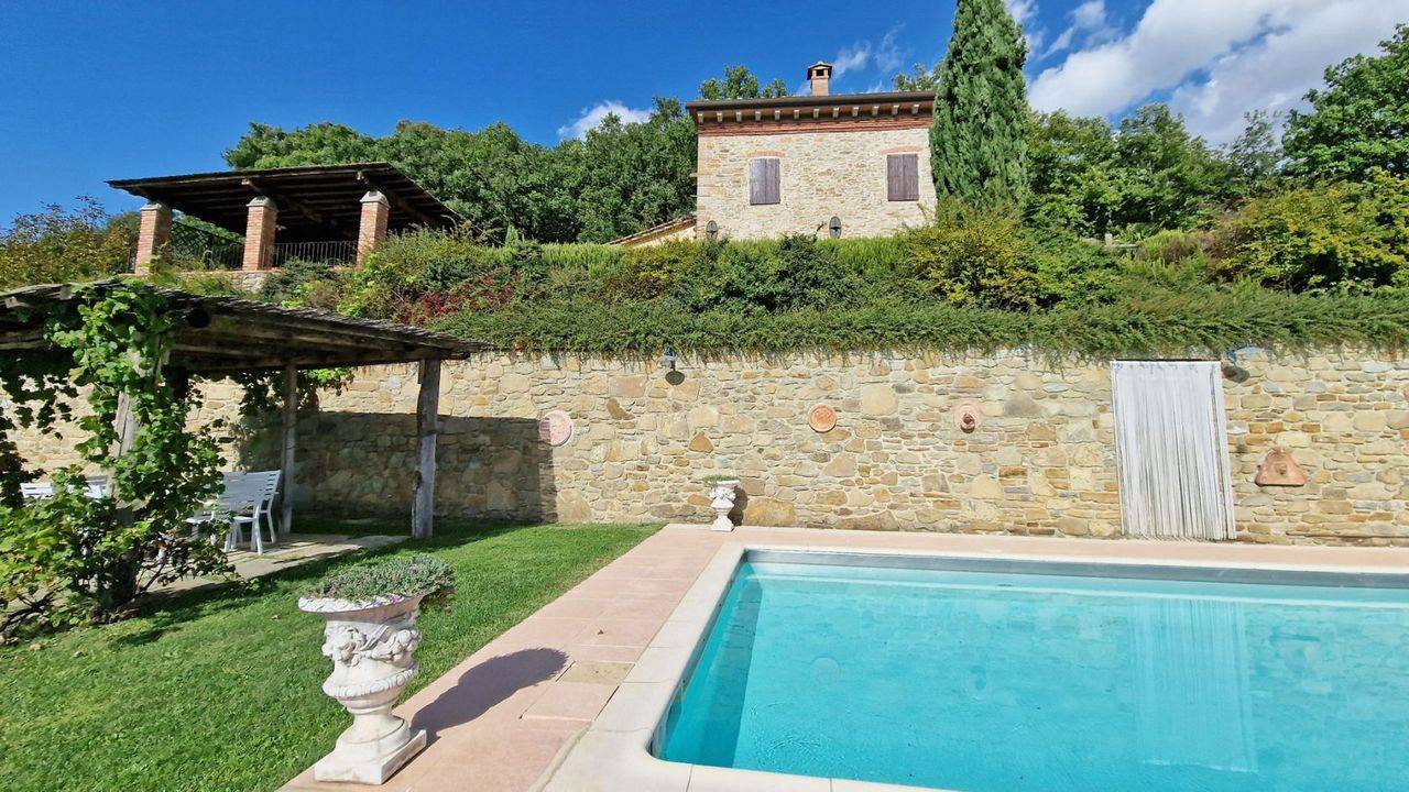 Charming, renovated stone farmhouse with park, swimming pool, panoramic view, building used for events and weddings and 4 hectares of land.