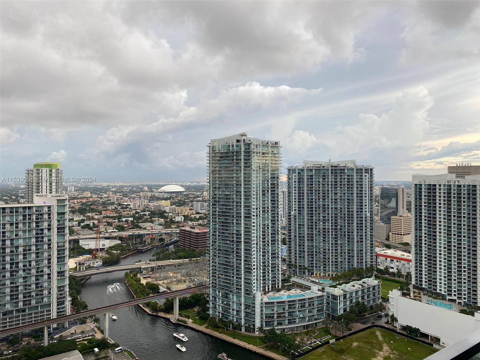 Outstanding and breathtaking views apartment to the City and Miami River.