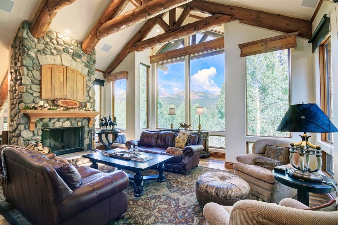 Jon Gunson log home elegance, in the prestigious Spruce Valley Ranch, just 3 miles from town.