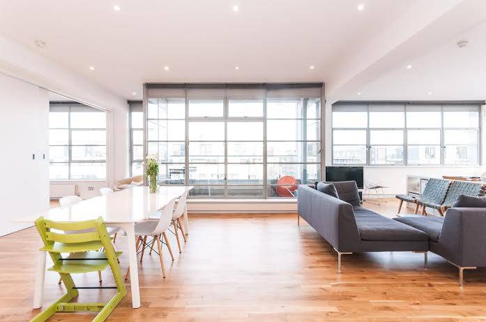 A beautiful live work loft apartment with it's entire wall made of massive windows overlooking Regents Canal, situated on the fourth floor at the former textiles factory dating back to 1920’s.