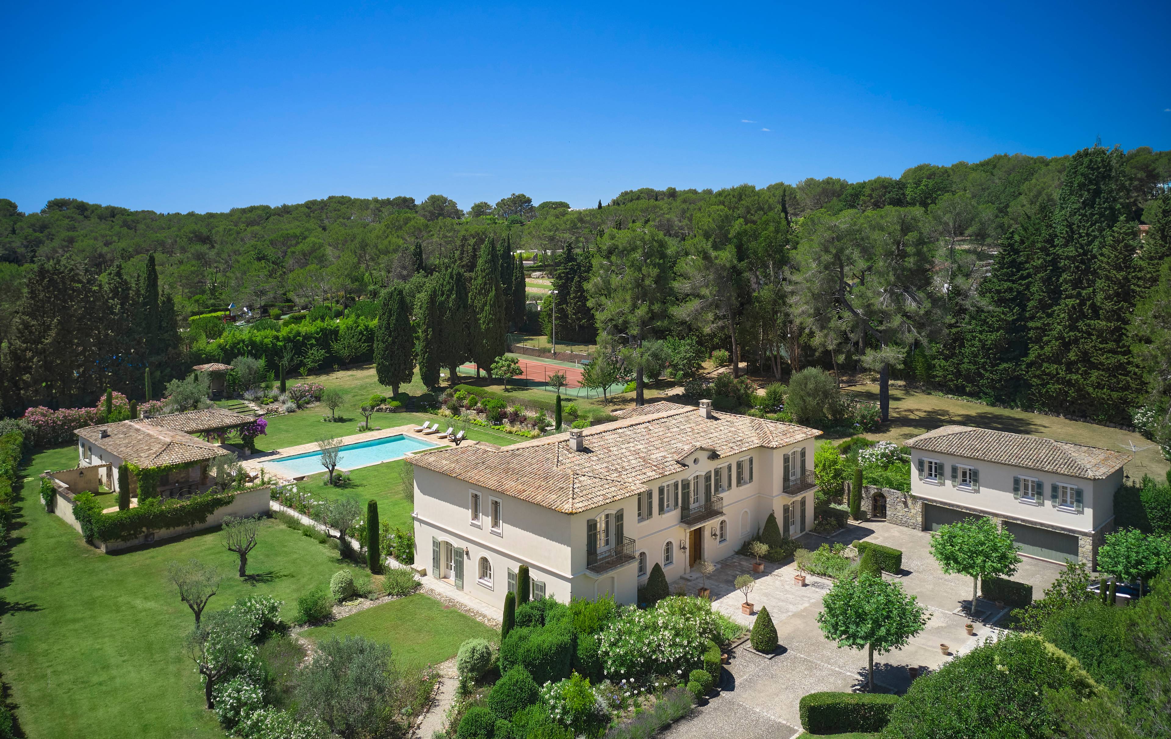 stunning luxury villa located in the heart of one of the most exclusive areas in Mougins .