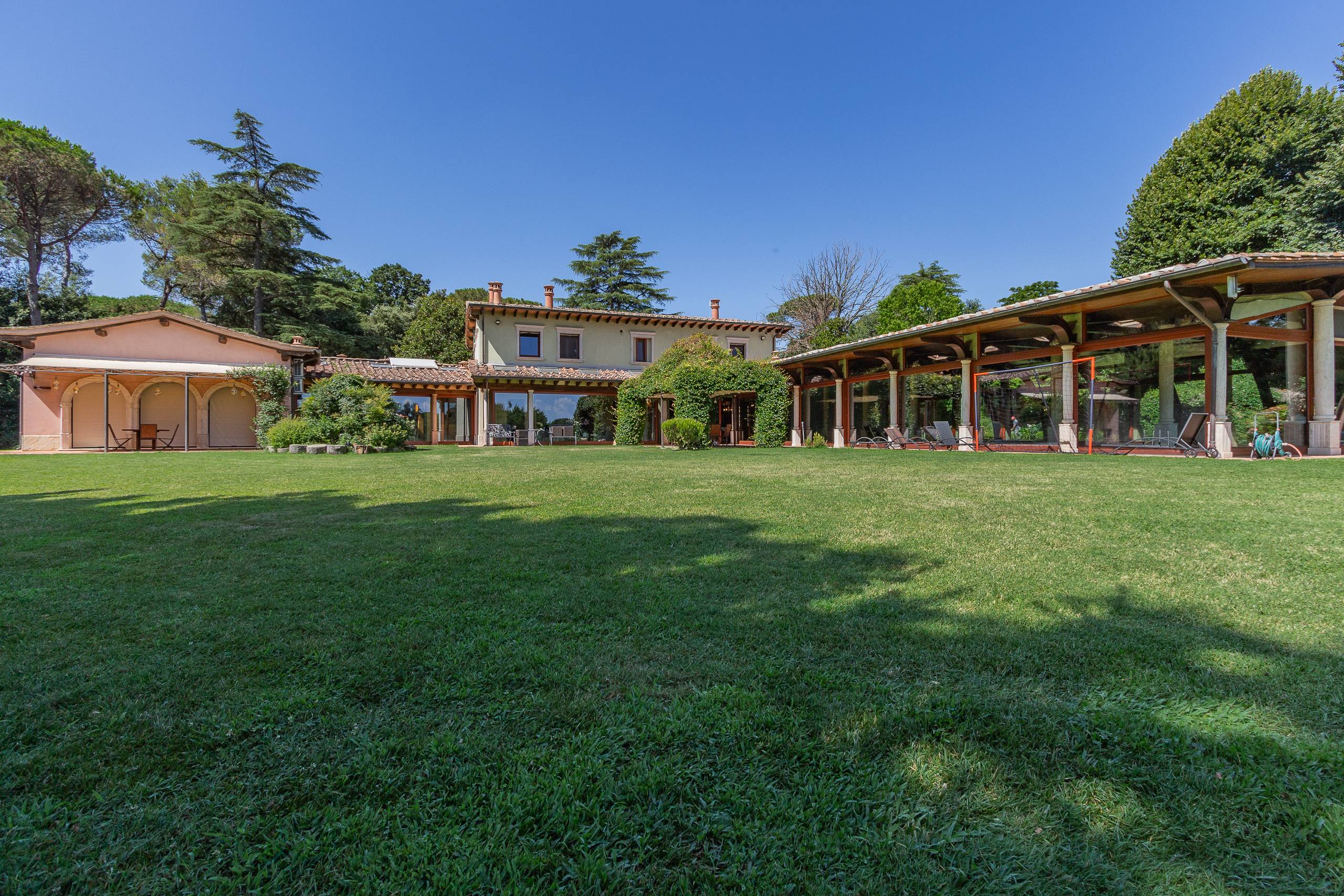 Villa with stunning view of the the Olgiata Golf Course in Rome