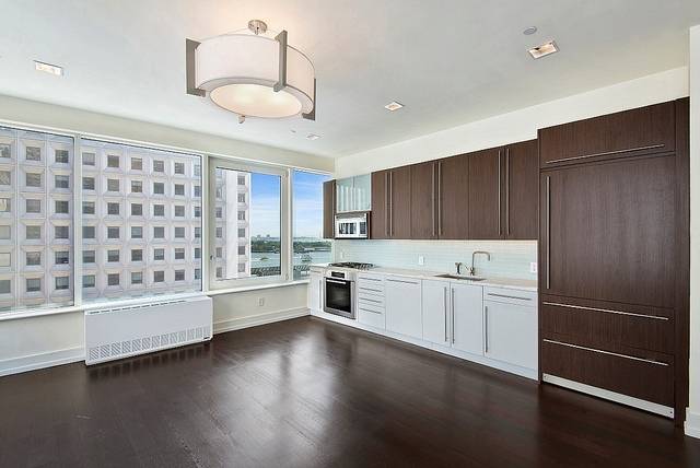 Sunny and Spacious 2 Bedroom in FiDi - 2 Months Free! No Fee