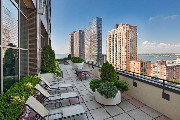 No Fee Studio in FIDI with water views! $2430