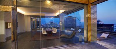 Stunning 1 bedroom/ 2 bath in a sky high luxury living lifestyle!
