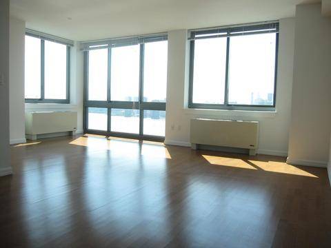 QUEENS Long Island City, Astoira - **8 Minutes to Manhattan**WATERFRONT FULL SERVICE BUILDING Outstanding 1 Bed/1 Bath $2695