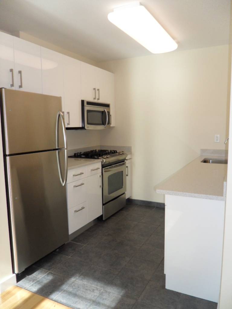 PRIME, SPACIOUS WILLIAMSBURG 2 BED, WASHER/DRYER, FULL SERVICE BUILDING!!