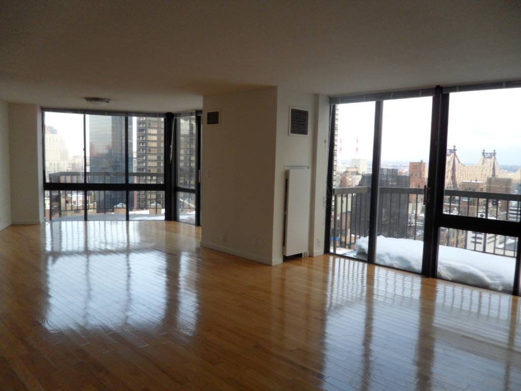 Midtown East ***3 Bed/ 2.5 Bath. High Floor, OPEN CITY VIEWS, FULL SERVICE. MUST SEE