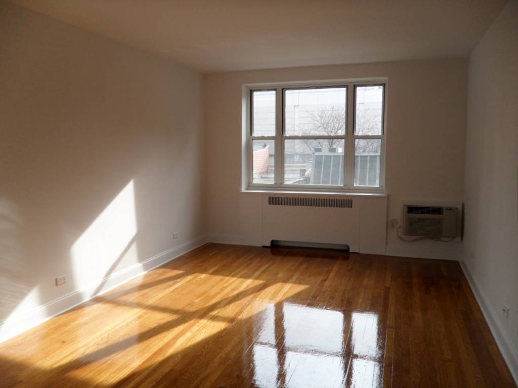 *** GENEROUSLY SIZED*** MIDTOWN*** 1BED/ WINDOWED KITCHEN**** SUNFILLED