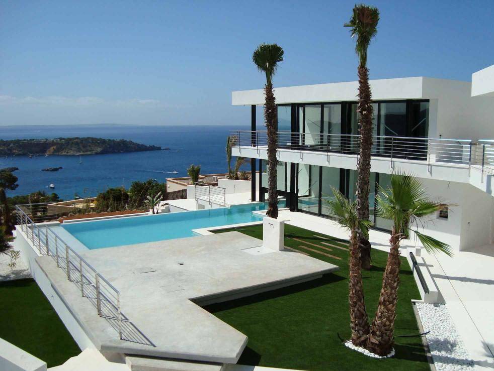 Luxury Ibiza villa for sale in the San Jose area. This exceptional modern Ibiza house to buy has a huge constructed area. Incredible sea views. Secure area.