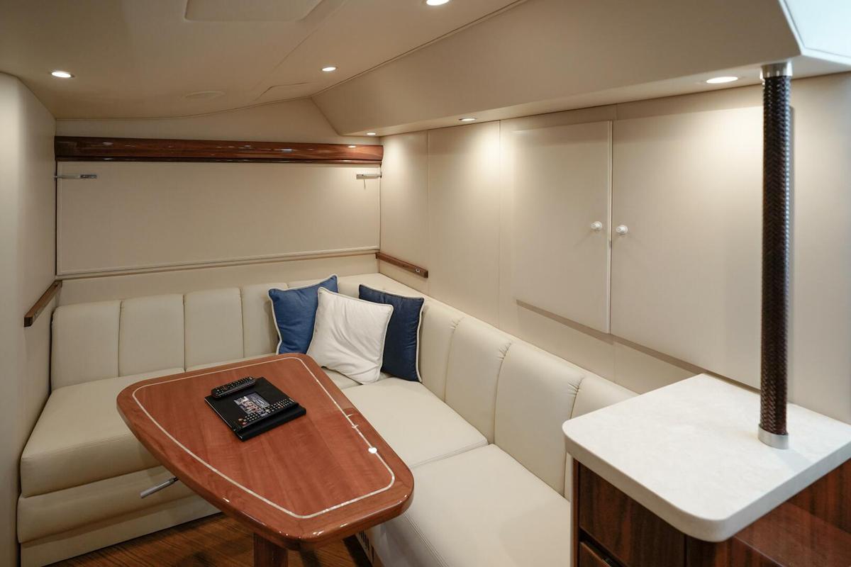 2018 Viking 48 Sport Tower- GRESAMAR- Salon