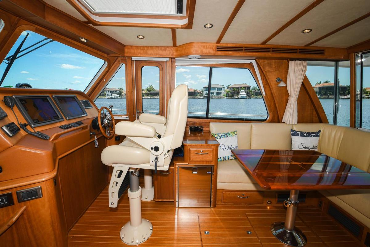 2012 48 Sabre Salon Express - Why Fly - Dining Table