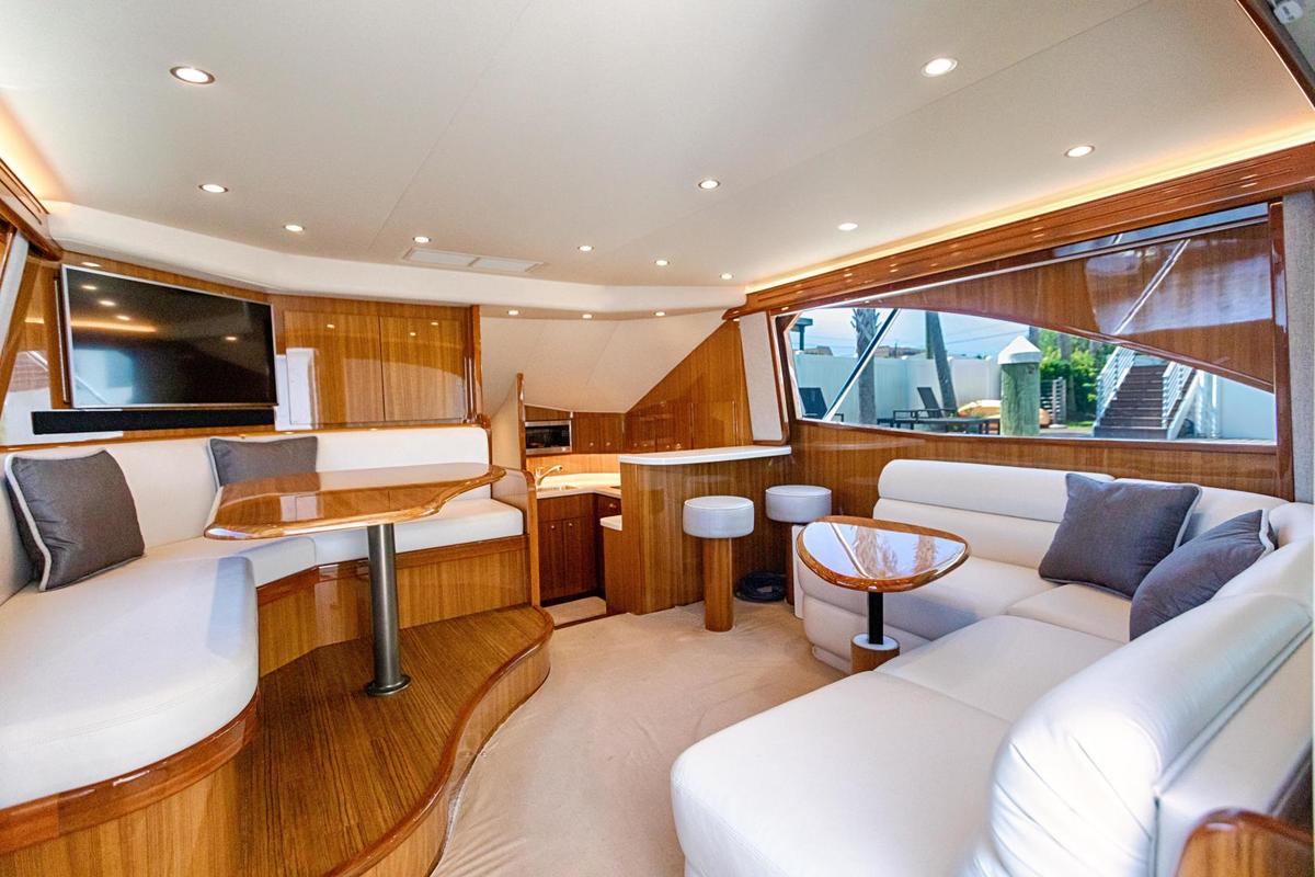 2018 Viking 44 Convertible Salon