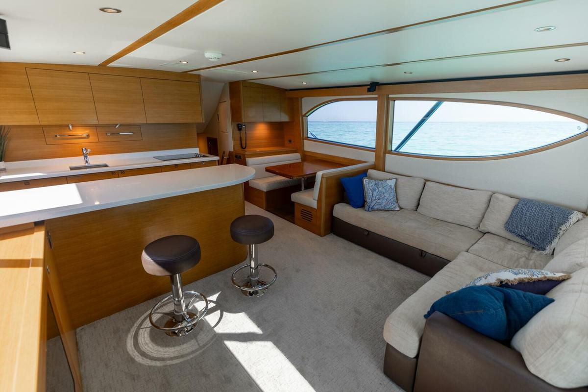 2016 Hatteras GT60 KNOT ON CALL Salon