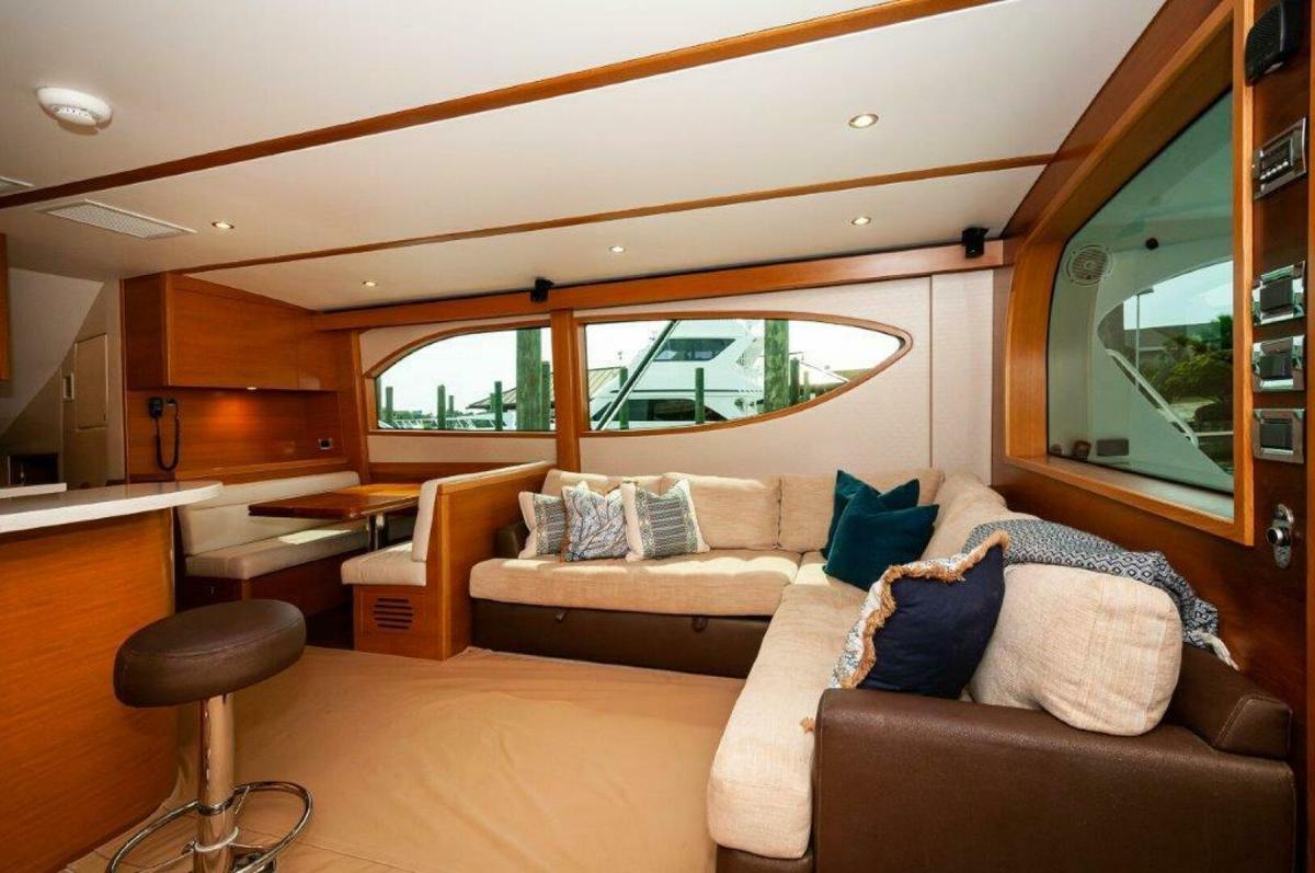 2016 Hatteras GT60 KNOT ON CALL Salon 3
