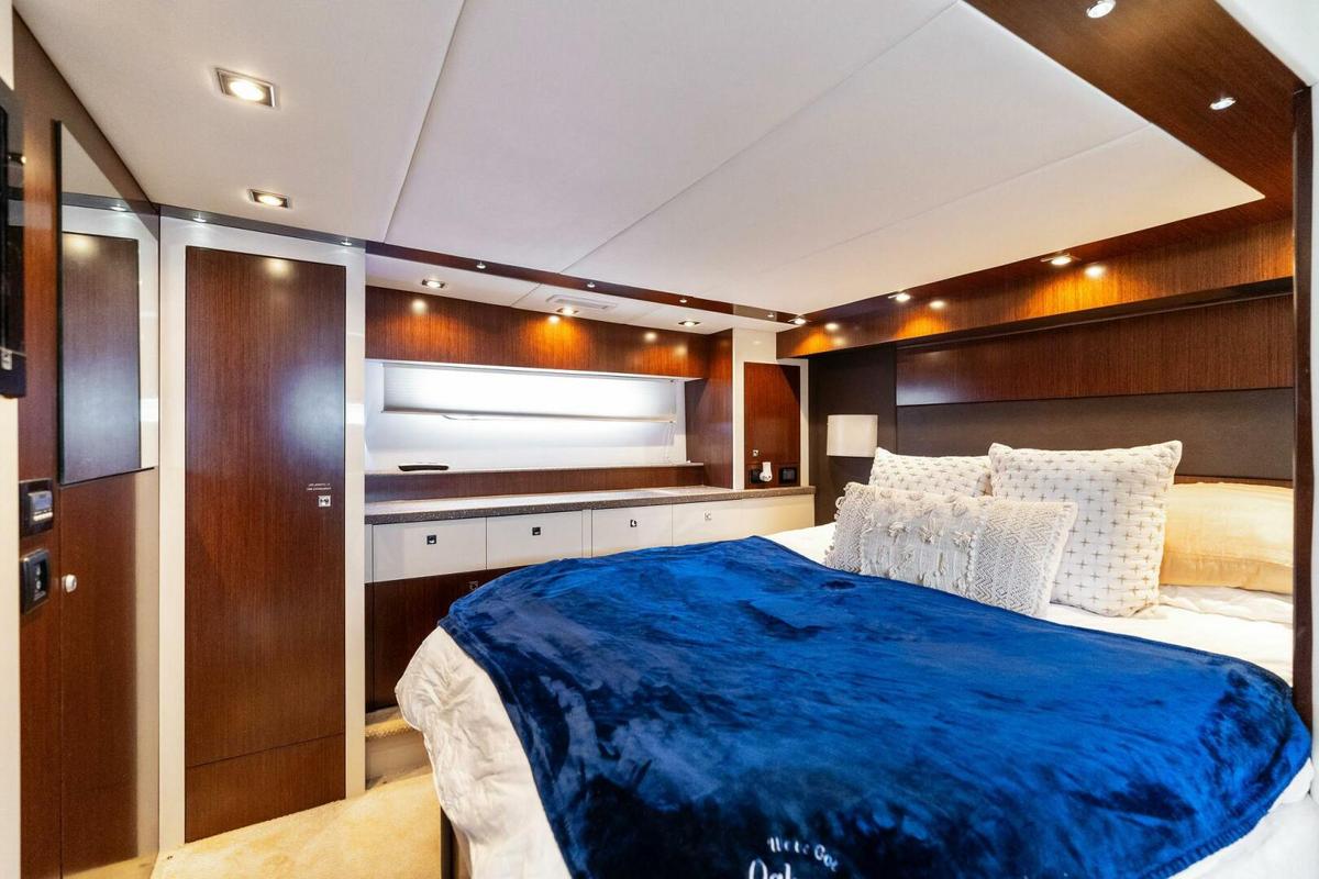 2011 48 Cruisers Yachts Cantius - Livin The Dream II - Master Stateroom