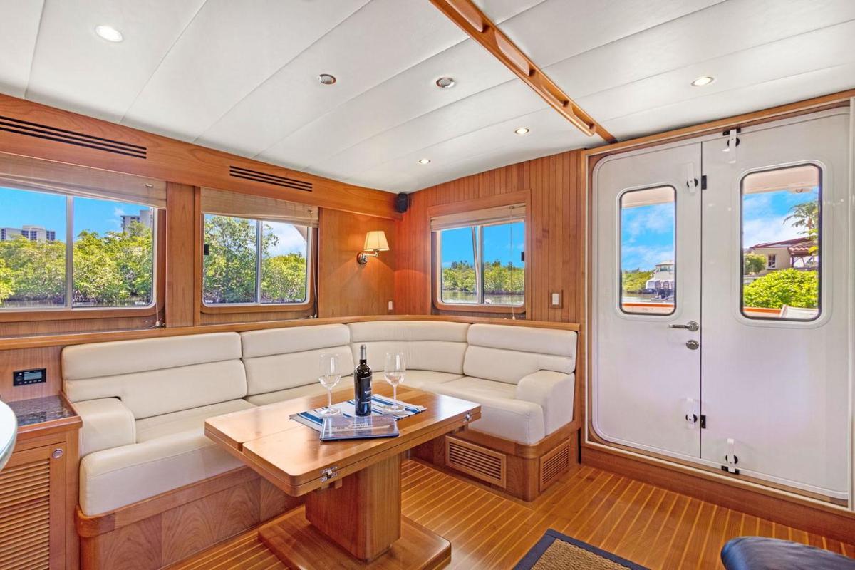 002 Salon Stbd Side Aft