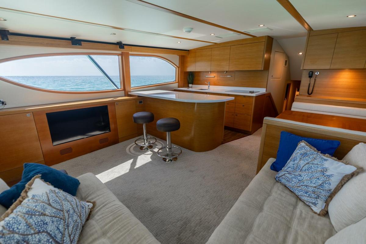 2016 Hatteras GT60 KNOT ON CALL Salon 1
