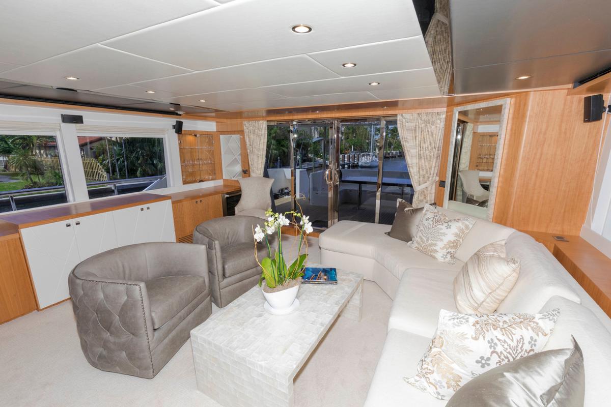 Salon aft to port