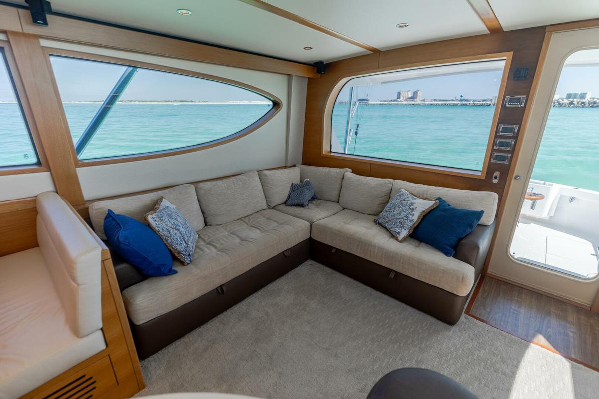 2016 Hatteras GT60 KNOT ON CALL Salon 2