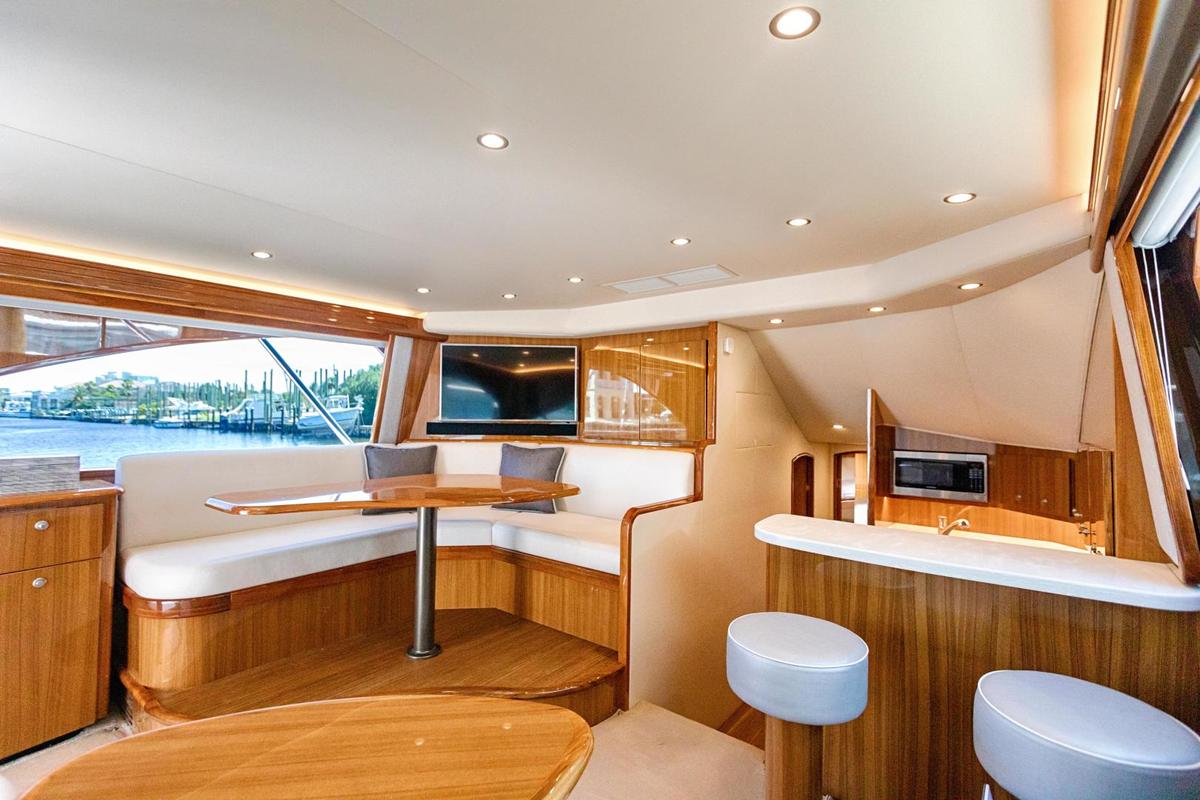 2018 Viking 44 Convertible Salon 1