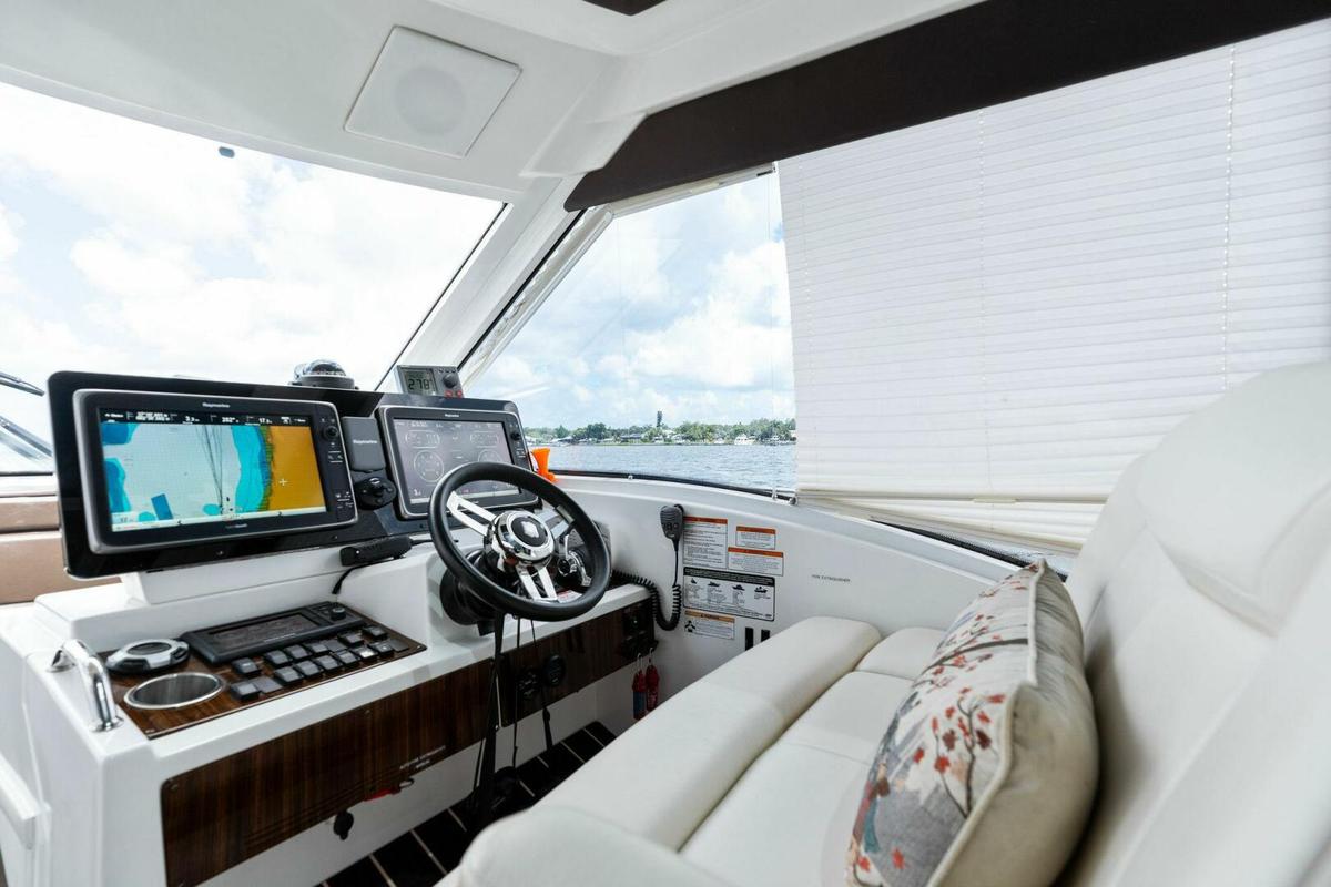 2011 48 Cruisers Yachts Cantius - Livin The Dream II - Helm