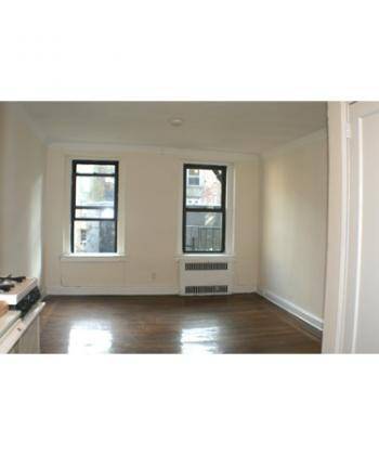 SUNNY STUDIO STEPS FROM TOMPKINS SQUARE PARK! 