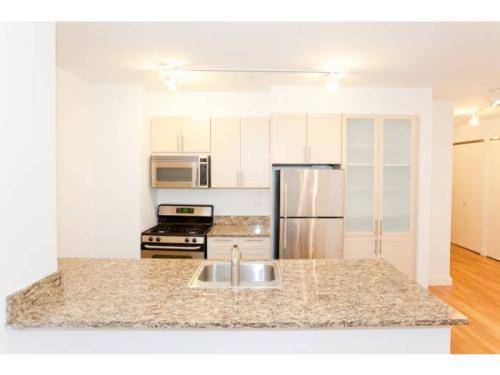 NO FEE IN FIDI! SPECTACULAR STUDIO WITH A MARVELOUS ENTRY FOYER ON WALL STREET! Act now!