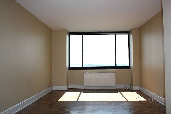 Spacious 1 BR with breathtaking river views & a balcony