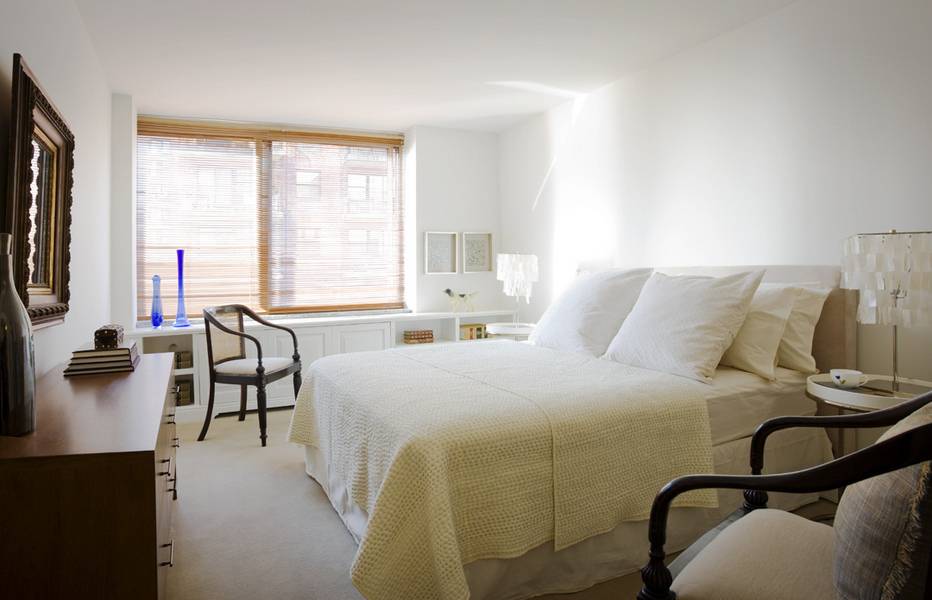 Luxury One Bedroom * Corner Unit * Separate Dining Alcove * Gourmet Kitchen * Floor-to-Ceiling Solarium Windows * UES
